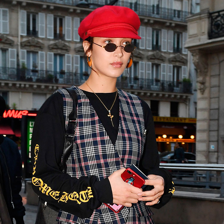Bella Hadid reinventa el 'look' tartán en París