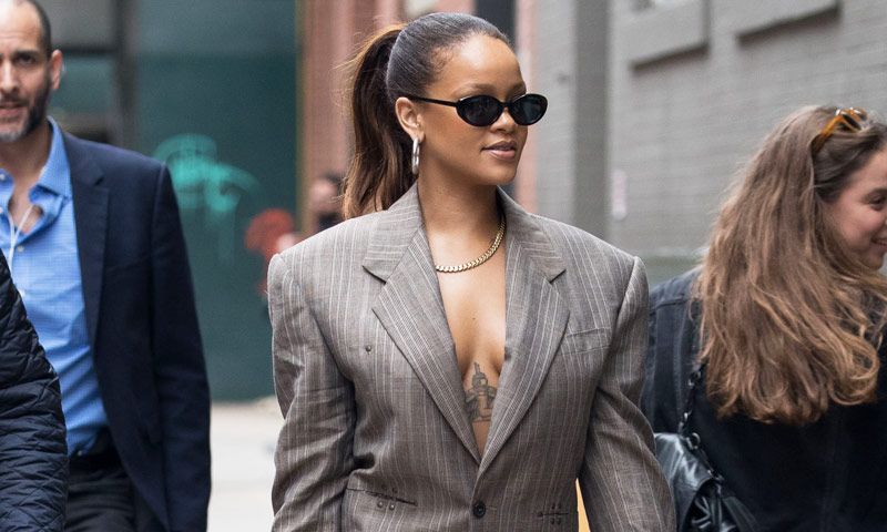 Rihanna, o por qué este otoño necesitarás una de estas 10 'blazers' puramente masculinas