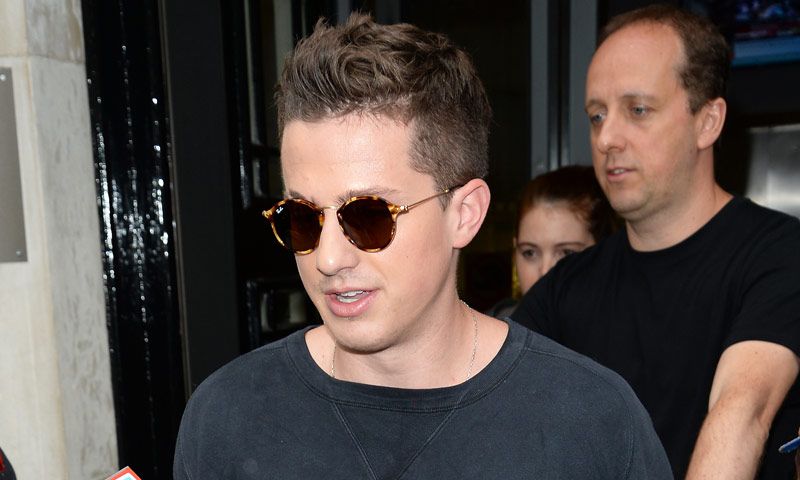 Charlie Puth tiene el “fondo de armario” de gafas de sol (retro) más inspirador