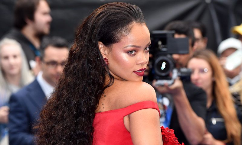 Rihanna tiene nuevo escote favorito, ¡y nosotros sabemos por qué!