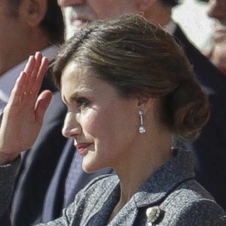 Letizia opta por un traje de dos piezas y un espectacular broche para el desfile del 12 de Octubre