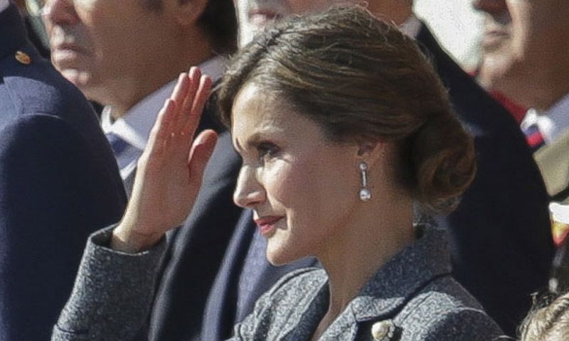 Letizia opta por un traje de dos piezas y un espectacular broche para el desfile del 12 de Octubre