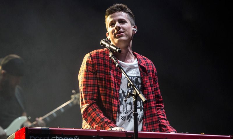 ¡La tenemos! Hemos dado con la marca de camisetas favorita de Charlie Puth