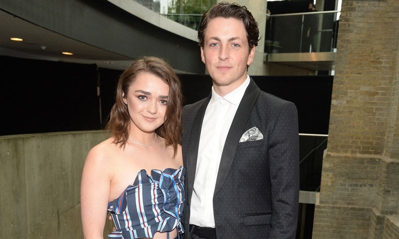 Maisie Williams presume de novio y de estilo 'seventies' en Londres