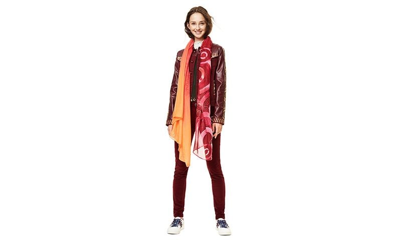 Bufandas y fulares para poner un toque de color y diseño en tus 'oufits' de otoño, by Desigual
