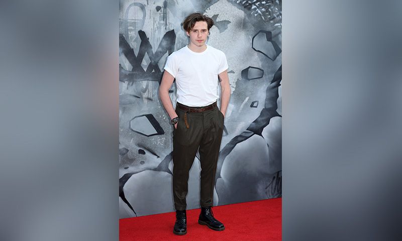 Enseñar el calcetín está de moda, según Brooklyn Beckham