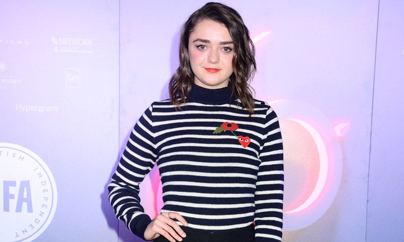 El último 'look' de Maisie Williams inspira el mejor 'shopping' tricolor