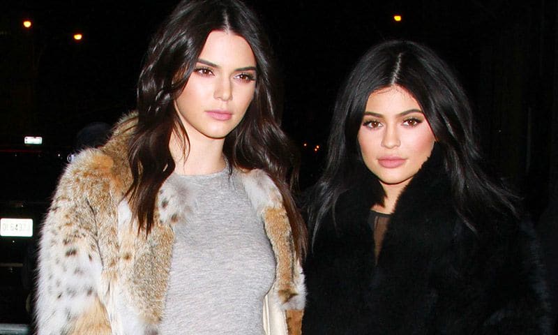 Kendall y Kylie lanzan una colección para estas Fiestas con la recreación de un icónico vestido
