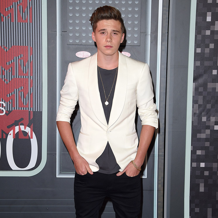 Moda masculina: 6 formas de llevar la americana 'slim', por Brooklyn Beckham