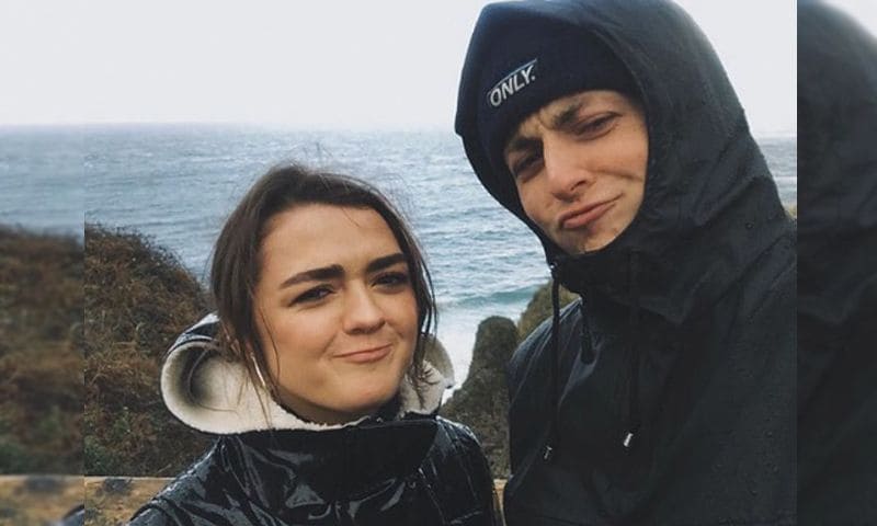 ¿Qué me pongo cuando llueva a cántaros? Este chubasquero de Maisie Williams
