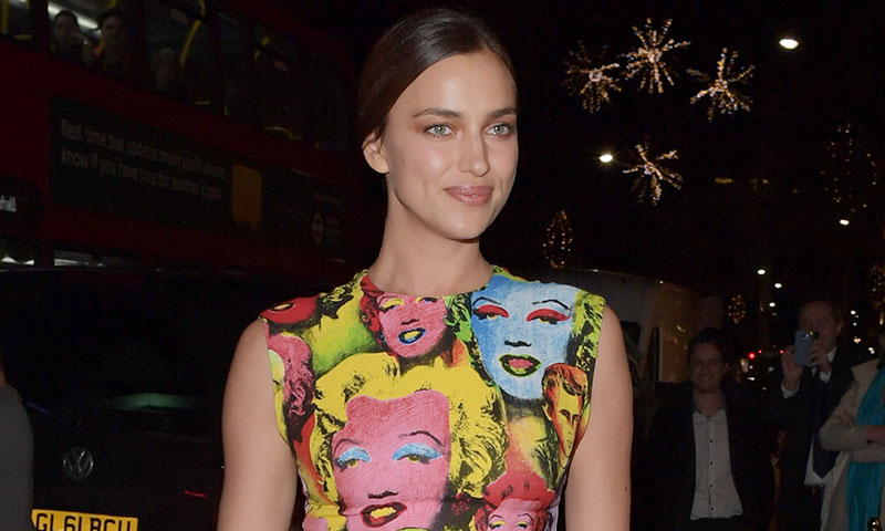 Irina Shayk causa sensación vestida de Warhol 'de pies a cabeza'