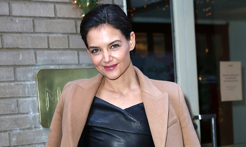 Katie Holmes al más puro estilo ‘Grease’: gomina en el pelo y 'top' de cuero