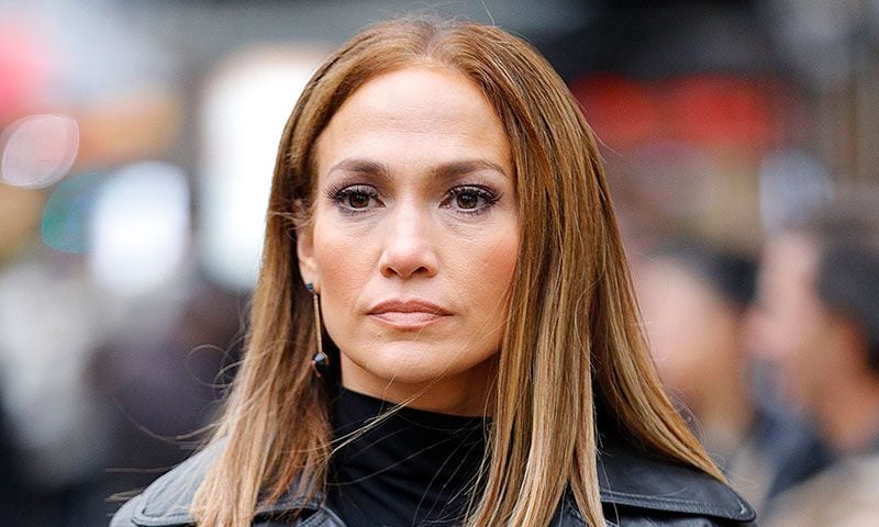 El polémico bolso personalizado de Jennifer Lopez está ahora rebajado
