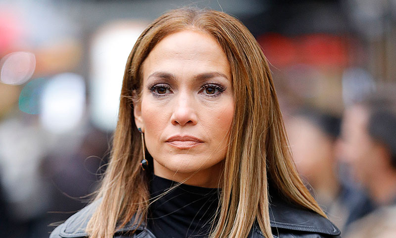 El polémico bolso personalizado de Jennifer Lopez está ahora rebajado