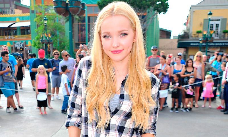 Dove Cameron tiene una combinación fetiche fuera de cámaras