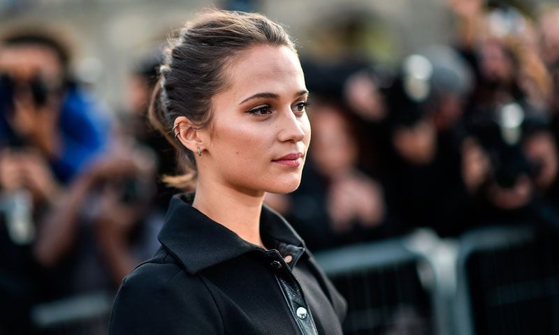 Alicia Vikander combina su 'total black' con un exclusivo (y carísimo) bolso de edición limitada