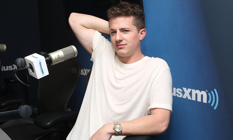 Charlie Puth y el look Keith Richards