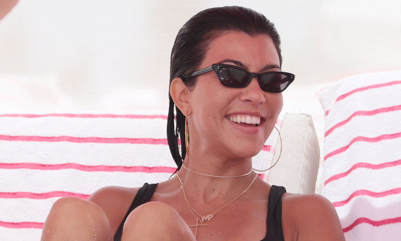 Kourtney Kardashian enamora en Instagram con su bikini 'off the shoulder'