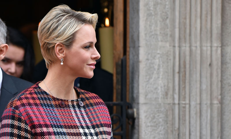 La princesa Charlene reaparece con un look que ha enamorado de pies a cabeza