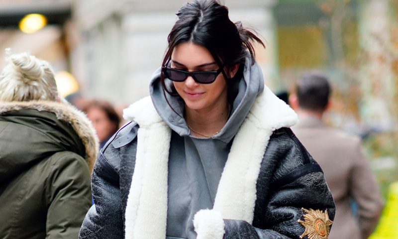 Sí, Kendall Jenner también repite pantalones (y en días consecutivos)