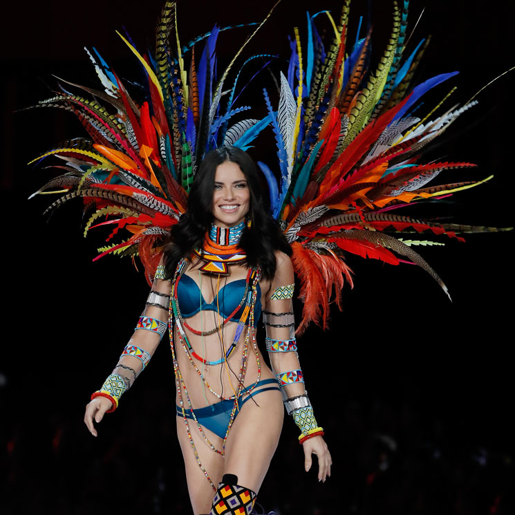 Adriana Lima 'toma' el Carnaval de Río junto a otros ángeles de Victoria’s Secret