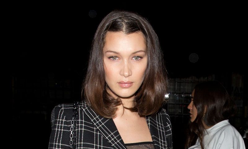 Bella Hadid con traje de cuadros firmado por Dior en la Gran Manzana