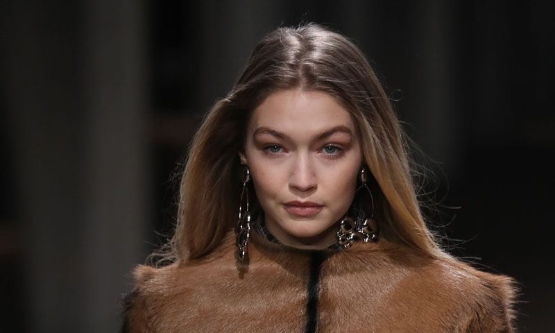Gigi Hadid y la exclusiva 'chaqueta-comic' de entretiempo que te encantaría tener