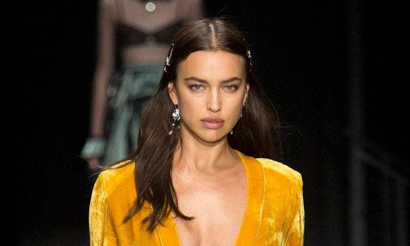 Irina Shayk y el bañador de terciopelo que arrasará este verano