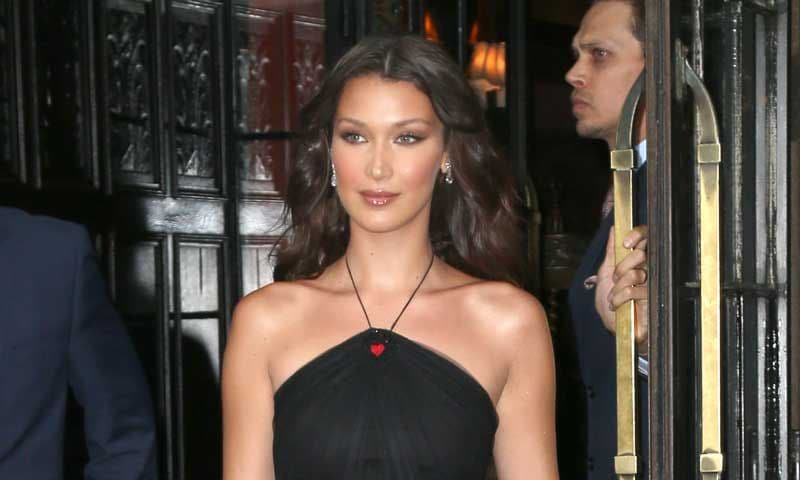 Bella Hadid reinventa el 'look lady' a golpe de transparencias