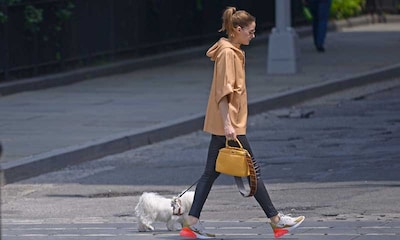 ‘Sneakers’ + vinilo: la fórmula de Olivia Palermo para sacar a su perro de paseo