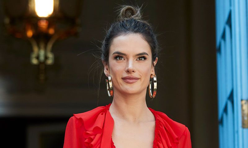 ¿Es el minivestido rojo la prenda del verano?
