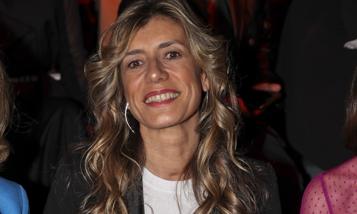 Begoña Gómez vuelve a apoyar la moda española, esta vez con un 'look' con mensaje