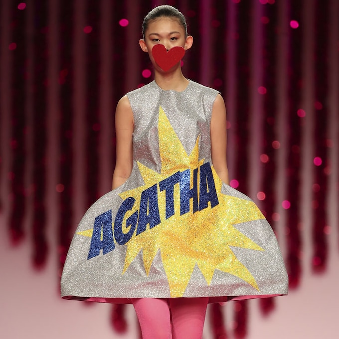 La estética pop se apodera de la colección más brillante de Ágatha Ruiz de la Prada 