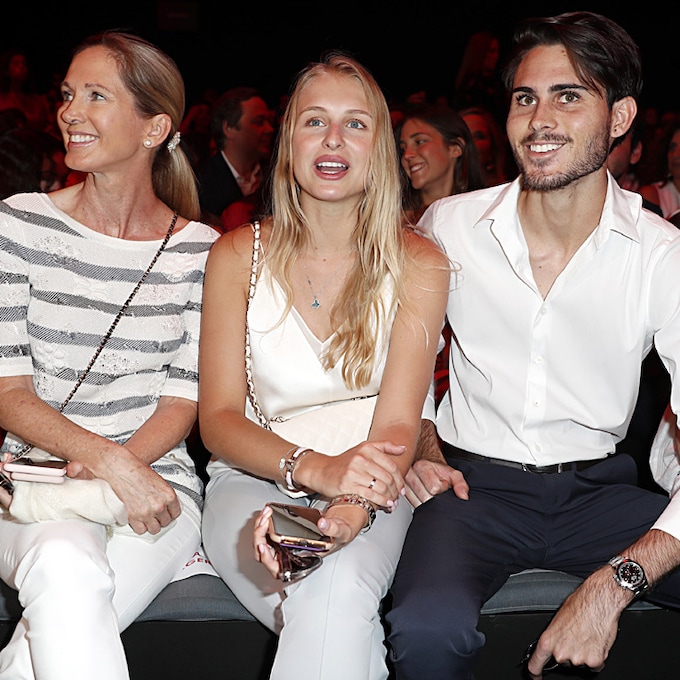 Miranda Rijnsburger, con su hijo Miguel y su novia en el 'front row' de Agatha Ruiz De La Prada