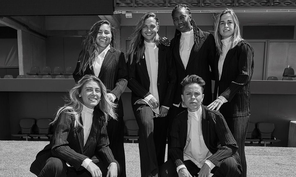 El fútbol está de moda: Adolfo Domínguez y las jugadoras del Atlético de Madrid hacen equipo