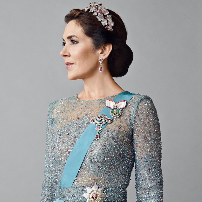Mary recupera su tiara más simbólica con un espectacular vestido de pedrería española
