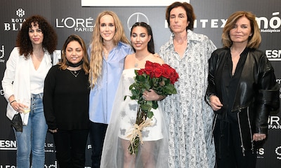 Ynés Suelves, arropada por su tía Blanca y parte de su familia en su debut en Fashion Week Madrid