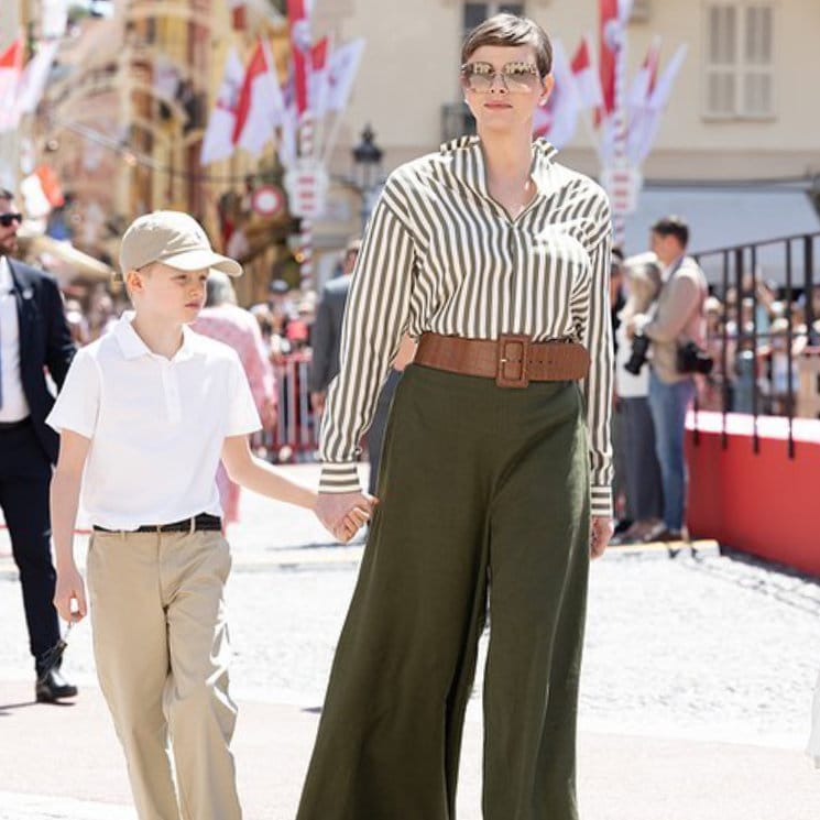 Charlene de Mónaco inspira a las invitadas con el pantalón cómodo que adoran las 'royals' europeas