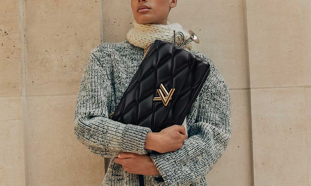 De fiesta a la oficina: este es el bolso de Louis Vuitton que hace 'match' con todos tus looks