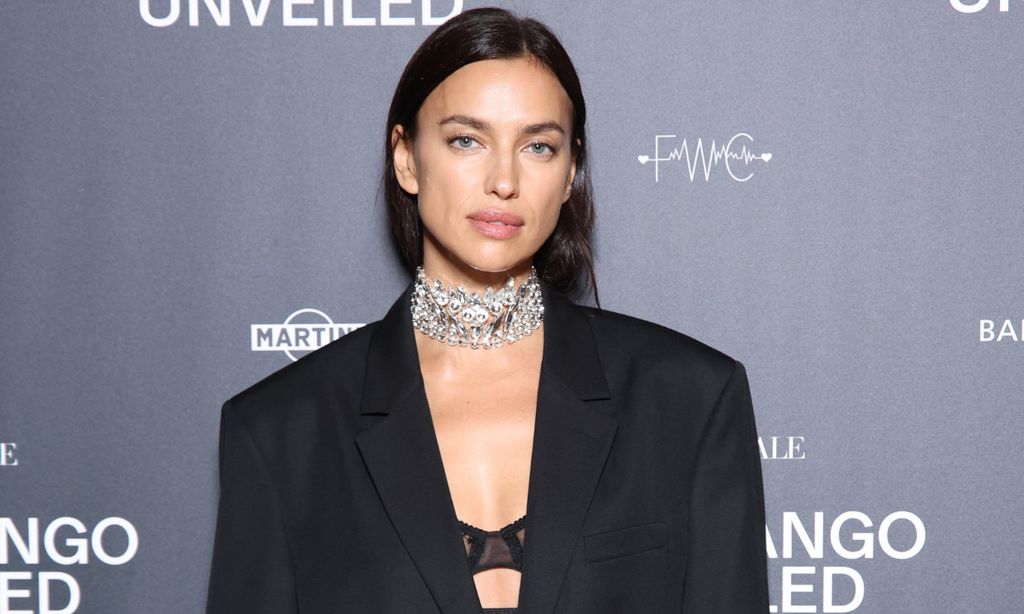Traje de Zara y zapatillas: el conjunto fácil de Irina Shayk que podrás llevar en tu próxima fiesta