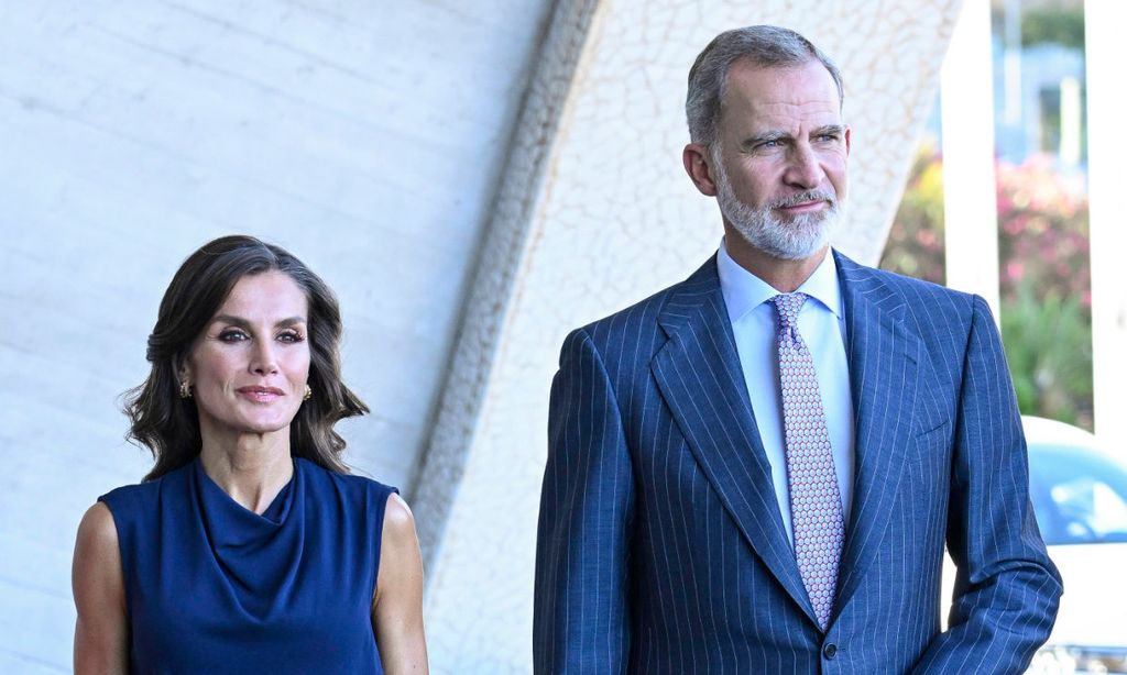 La reina Letizia recupera un estilismo de 2021 con falda envolvente y tacones metalizados