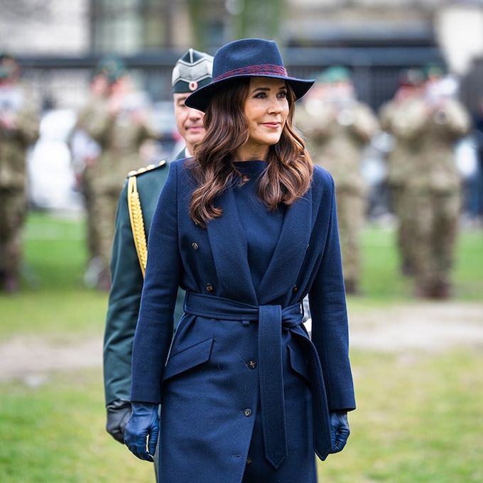 Mary de Dinamarca regresa al trabajo con abrigo militar, botas de tacón y sombrero de lana italiana