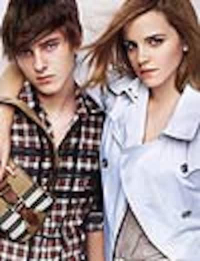 La actriz Emma Watson y su hermano pequeño, Alex, juntos en una campaña publicitaria