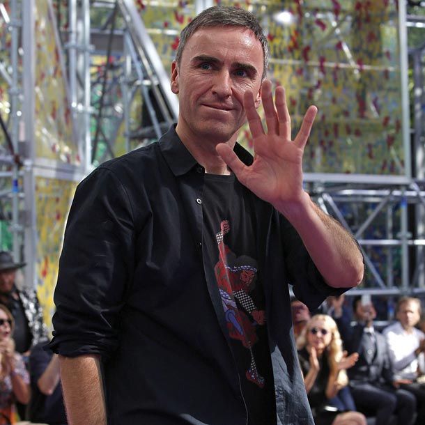 Raf Simons deja Dior: ¿Por qué este giro inesperado en su carrera?