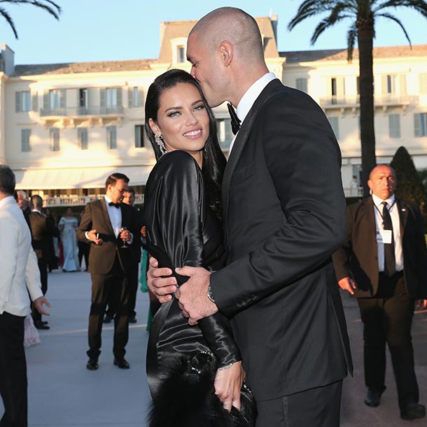 Adriana Lima, todo amor en la gala amfAR de Cannes (¡tenemos beso con su novio!)