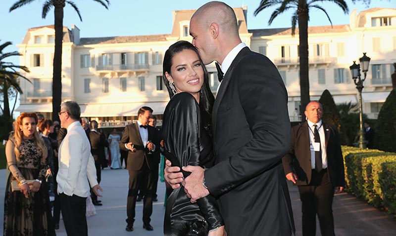 Adriana Lima, todo amor en la gala amfAR de Cannes (¡tenemos beso con su novio!)