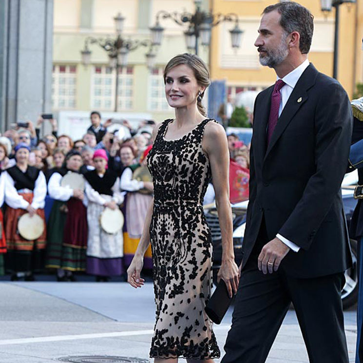 Doña Letizia, fiel a Varela: dualidad 'nude' + negro para su 'look' de los Premios Princesa de Asturias 2016