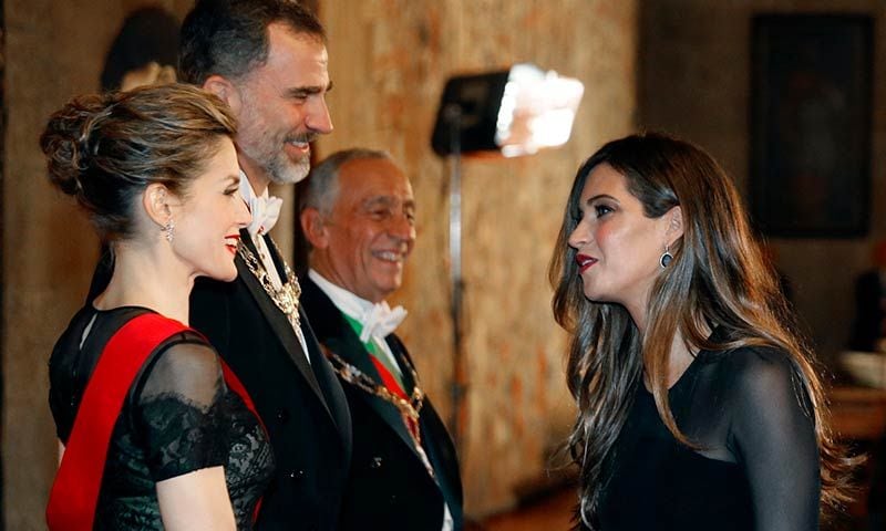 Doña Letizia y Sara Carbonero: Lección de estilo en Portugal
