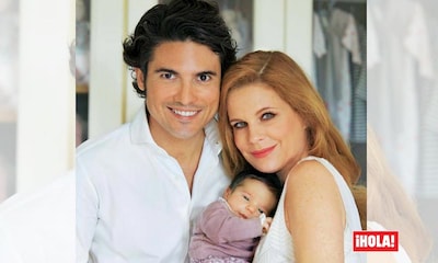 En ¡HOLA!, Olivia de Borbón y Julián Porras, en casa con su hija Flavia