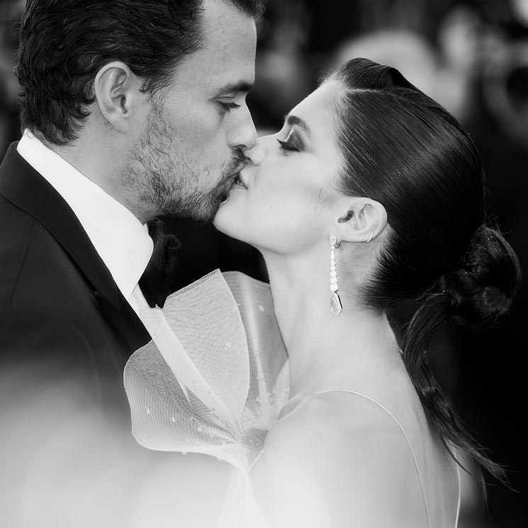Lo que el amor consigue en Cannes: Sara Sampaio y Oliver Ripley, besos y abrazos de película